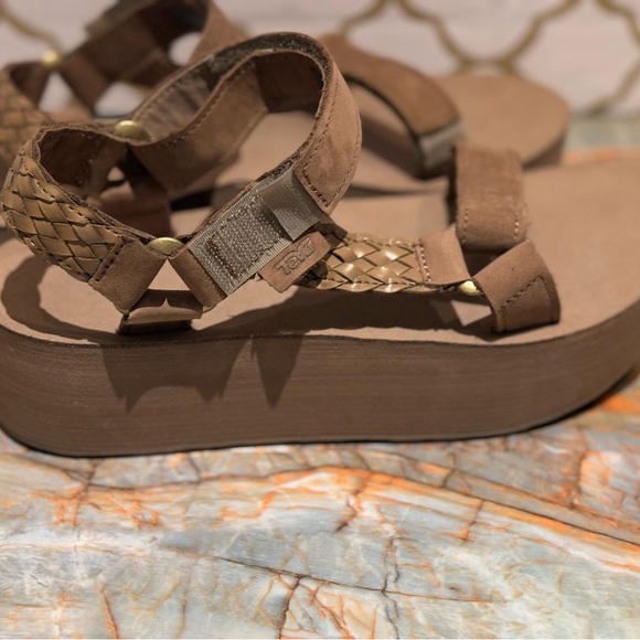 TEVA FLATFORM UNIVERSAL
INTERWEAVE CARIBOU PLATFORM
SANDALS Sz 7 - Picture 4 of 8